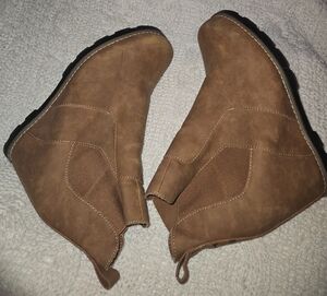Universal Tread Size 11 Brown Wedge Boots